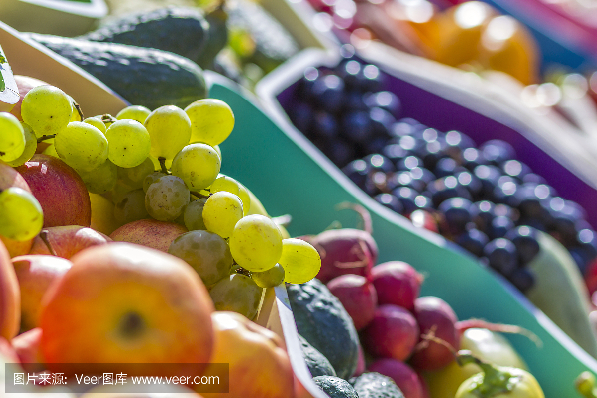 农贸水果市场有各种五颜六色的新鲜水果和蔬菜